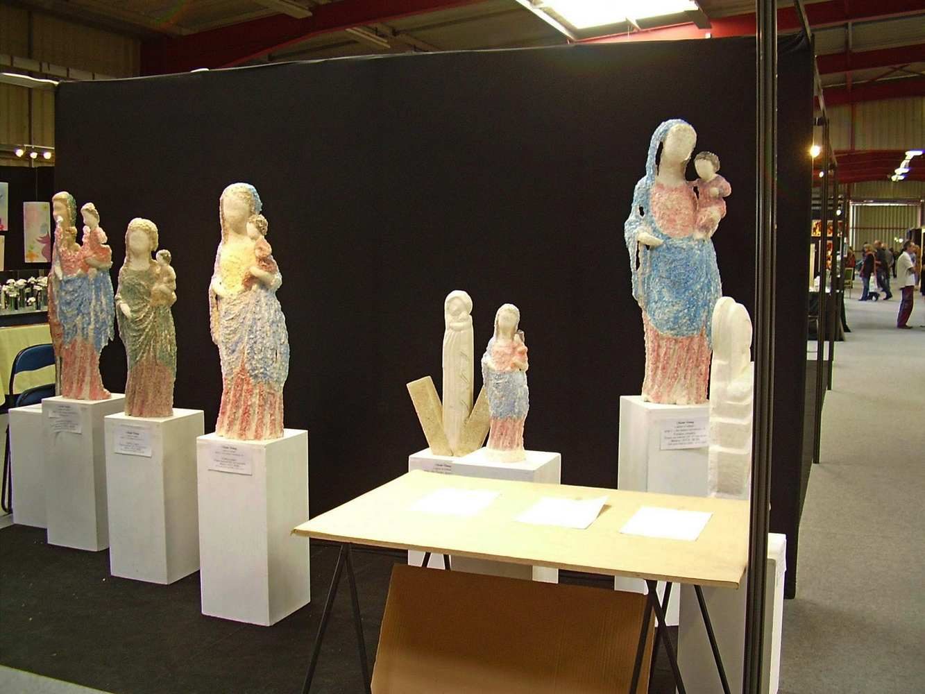 exposition de vierges à l'enfant dans un salon