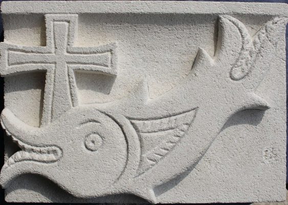 ichtus poisson chretien en pierre dauphin