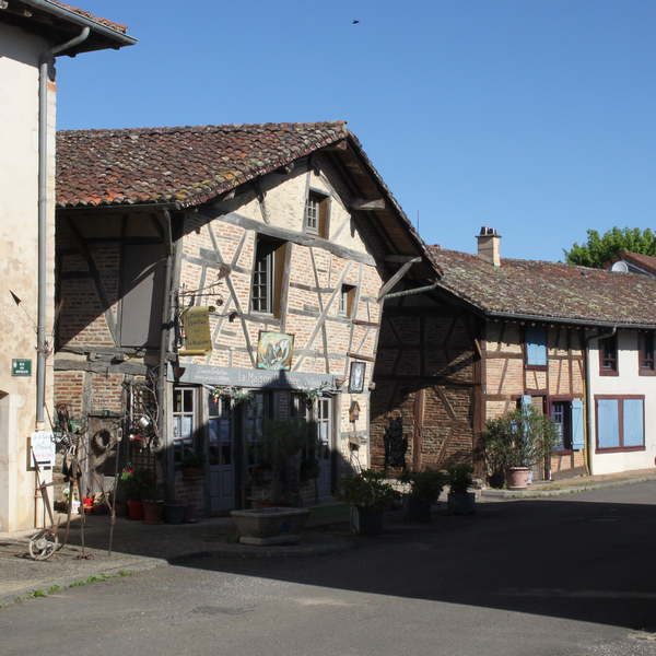 la-maison-penchee-romenay-71 sculpteur en bourgogne pierre