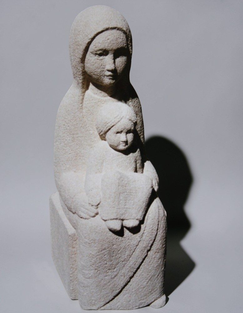 vierge à l'enfant en pierre assise