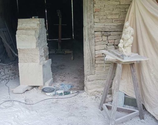 univers sculpteur artiste statue pierre atelier ambiance
