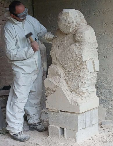 univers sculpteur artiste statue pierre atelier ambiance