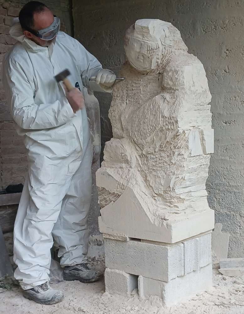 univers sculpteur artiste statue pierre atelier ambiance