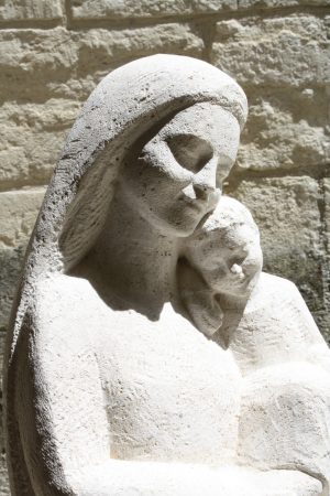statue de vierge pierre scultée