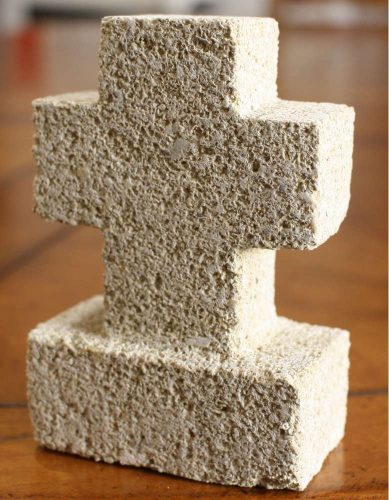 petite croix en pierre naturelle sculptée pour poser
