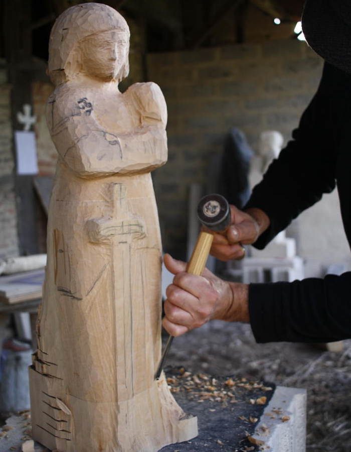 sculpteur-de-statue-bois-jeanne-darc-tilleul-1