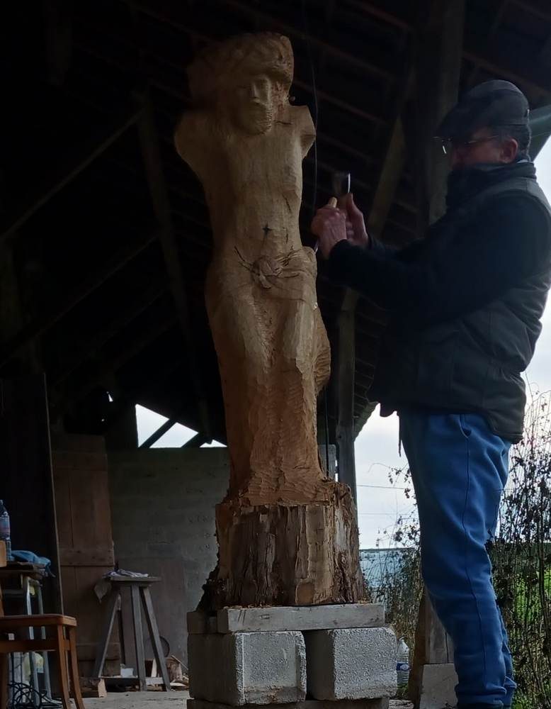 sculpteur-taille-corps-christ-bois-acacia (10)