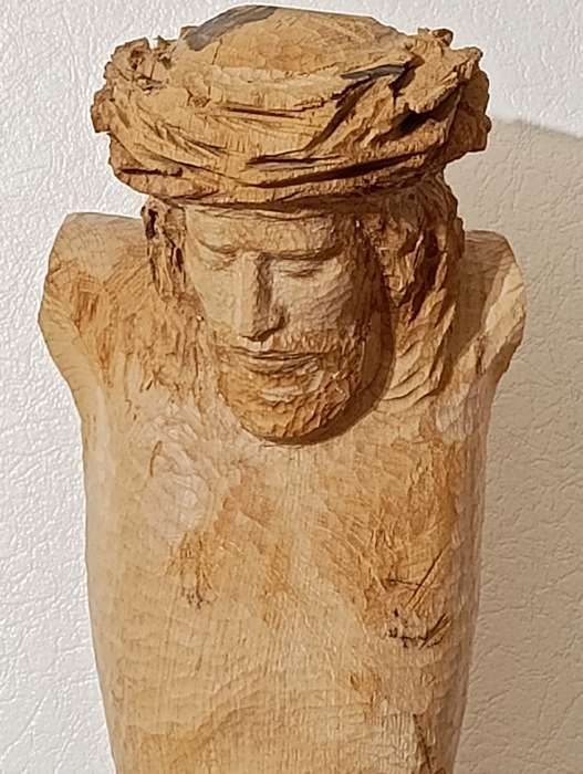 sculpture du christ en bois de chene en cours de réalisation