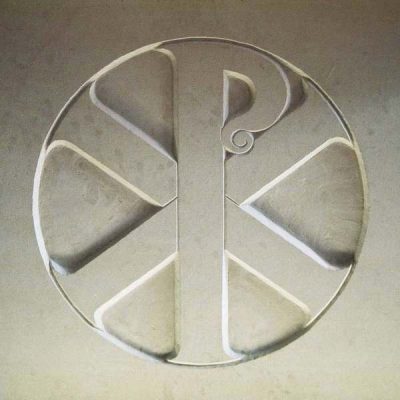 sculpture du christ en symbole devant d'autel en pierre art sacré