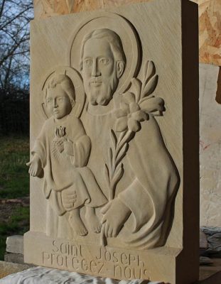 sculpture de saint Joseph en bas relief en pierre