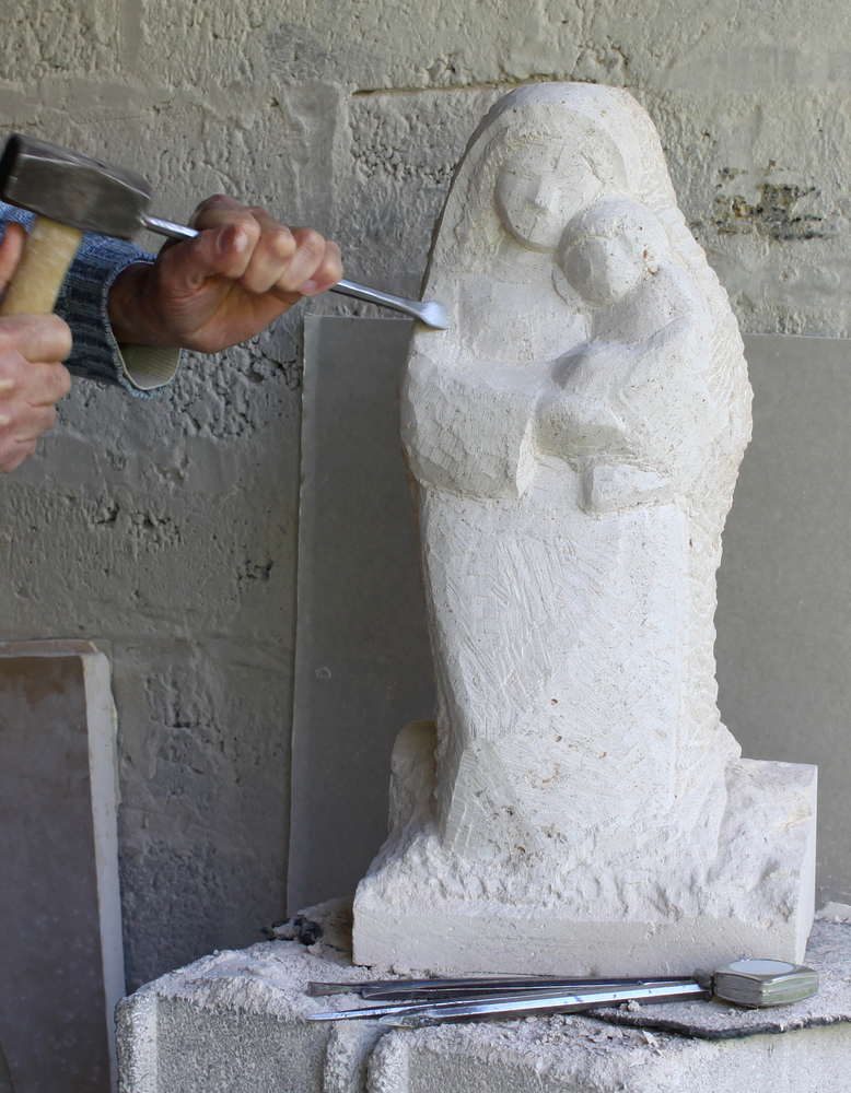 sculpture d'une vierge en pierre