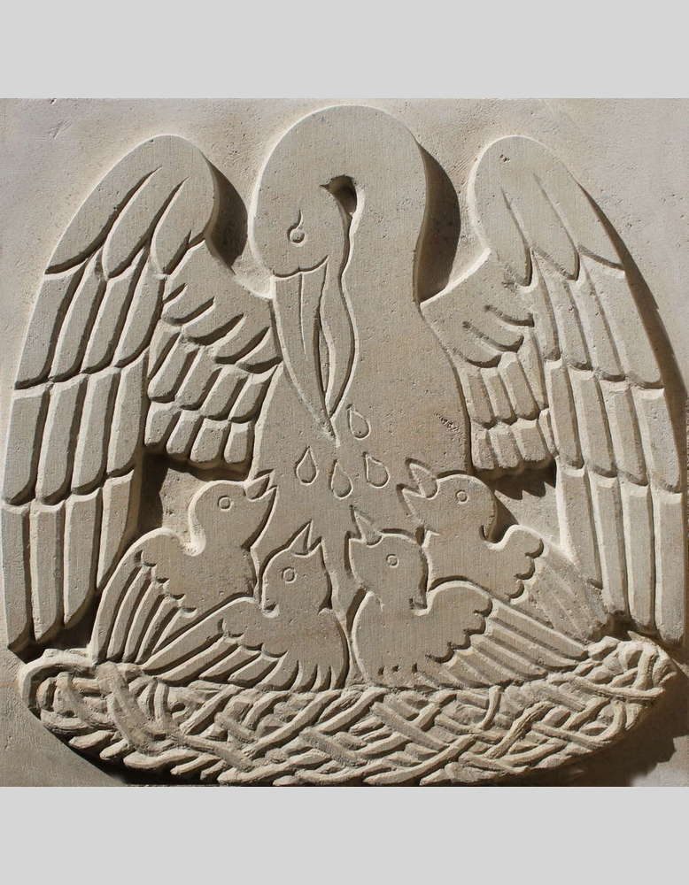sculpture en bas-relief en pierre d'un pelican
