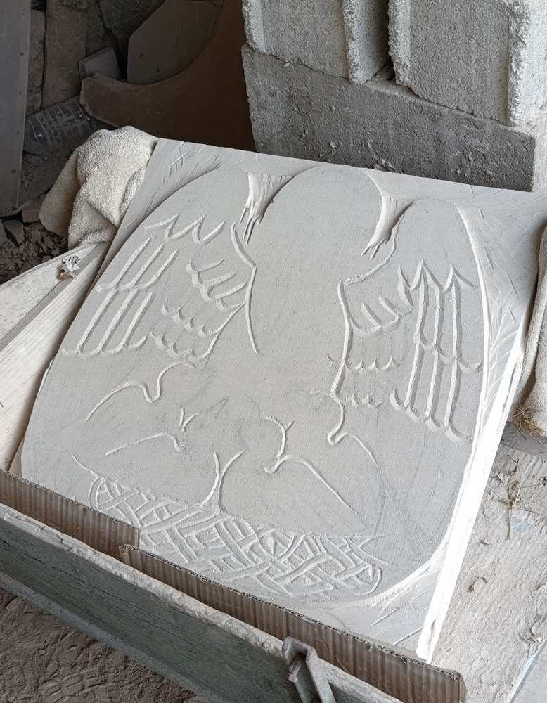 sculpture pelican en pierre en bas-relief