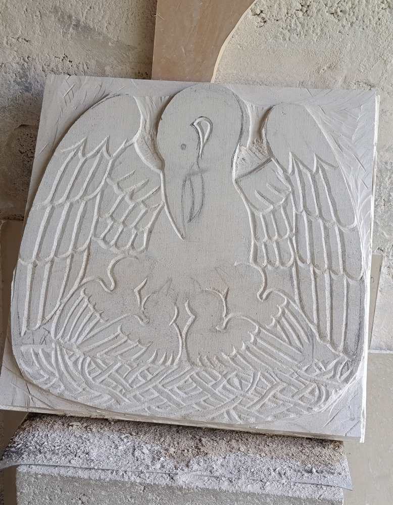 sculpture pelican en pierre en bas-relief
