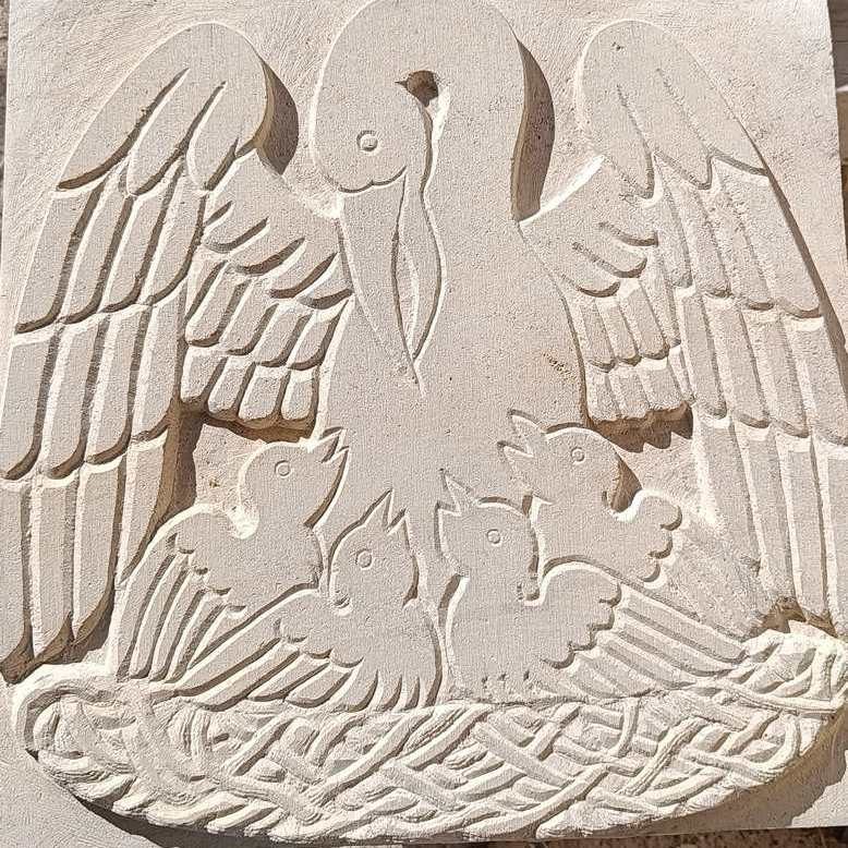 sculpture en pierre en bas-relief d'un pelican