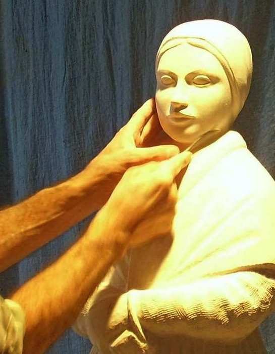 sculpture d'un visage en pierre