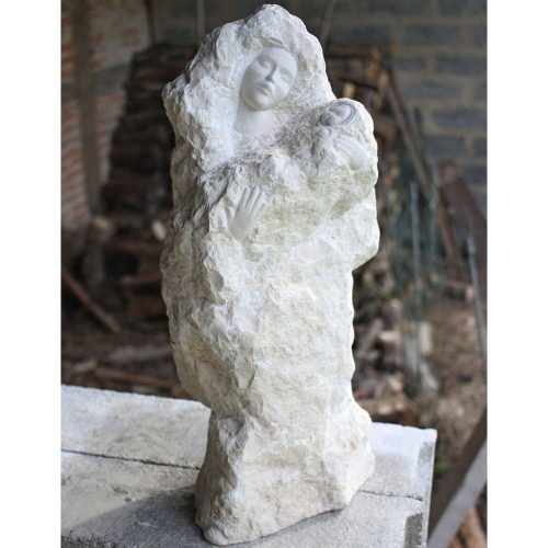 Statue de Vierge à l'enfant en pierre dans la boutique