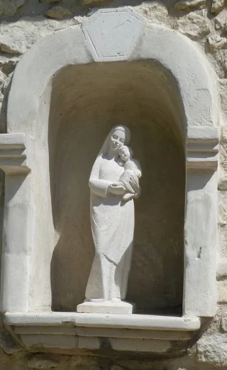 statue pierre sculptee naturelle belle vierge en pierre