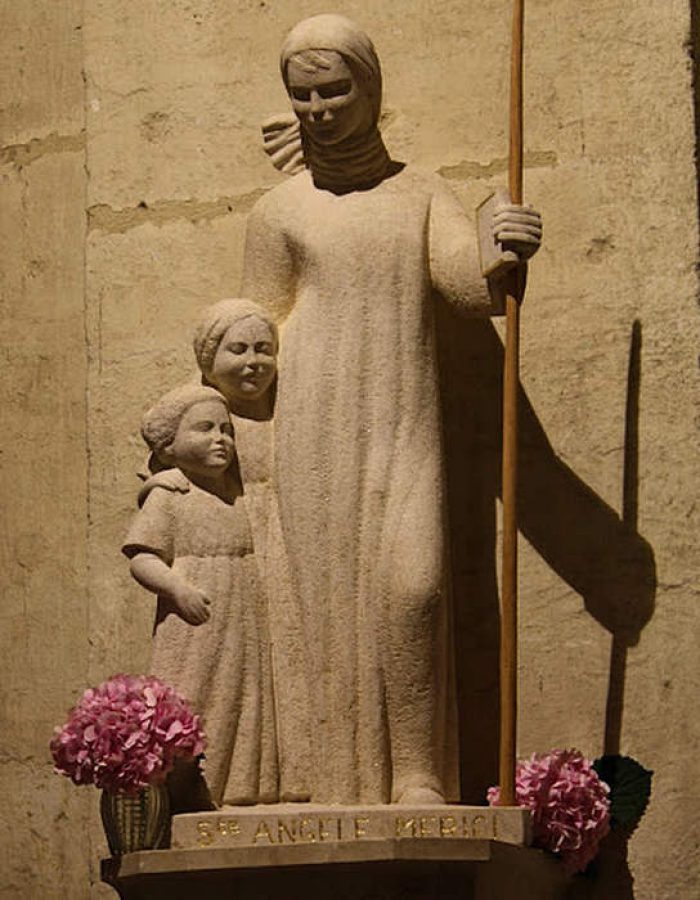 statue sainte angele pierre sculpture cathedrale d'uzes