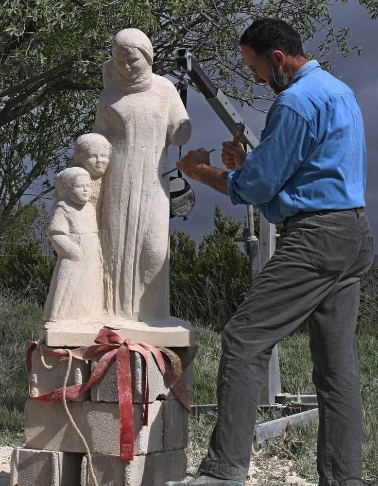 sculpture de la statue de sainte angele en pierre