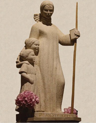 statue en pierre de saint Angele merici