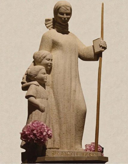 statue en pierre de saint Angele merici