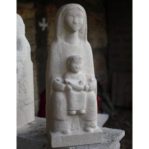statue de vierge assise romane en pierre avec l'enfant