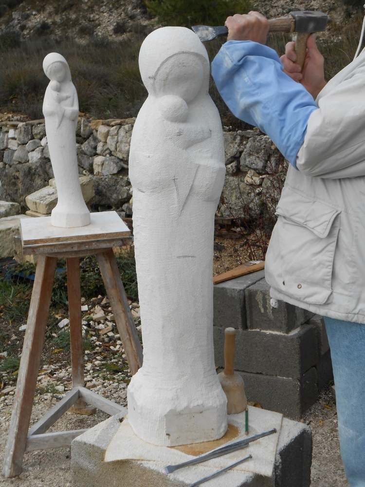 statue de vierge en pierre en cours de realisation