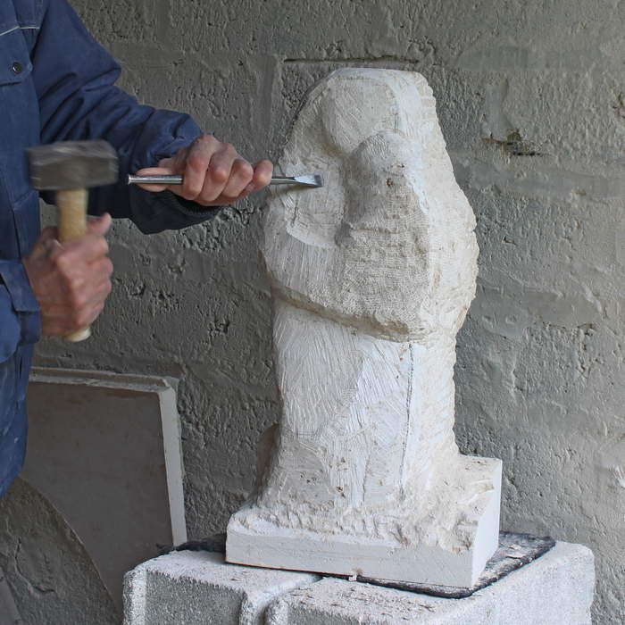 vierge en pierre en cours de realisation