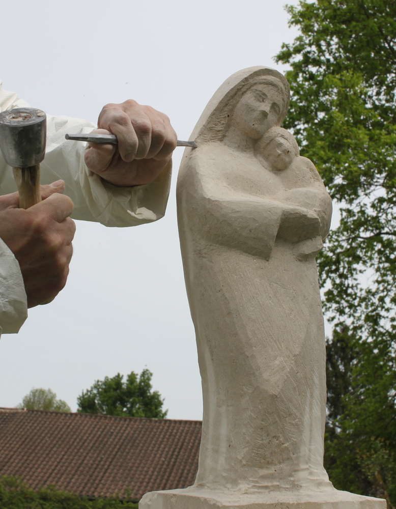 statue e vierge en pierre et en cours dans l'atelier