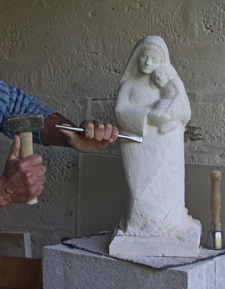 statue de vierge en pierre en cours de réalisation