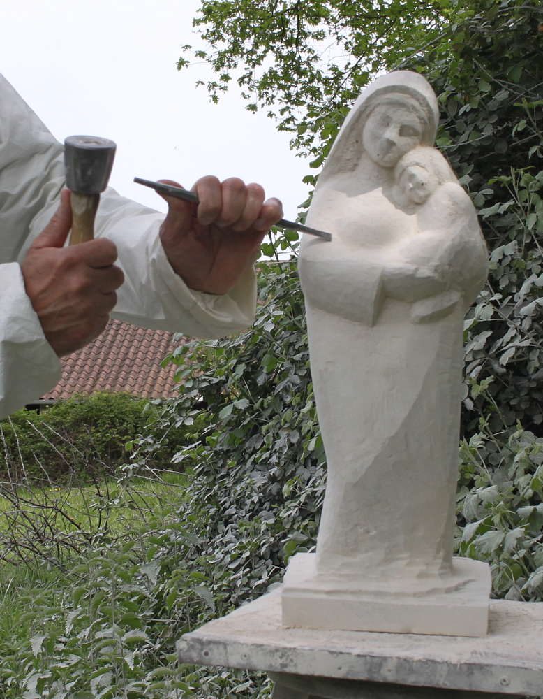 statue e vierge en pierre et en cours dans l'atelier