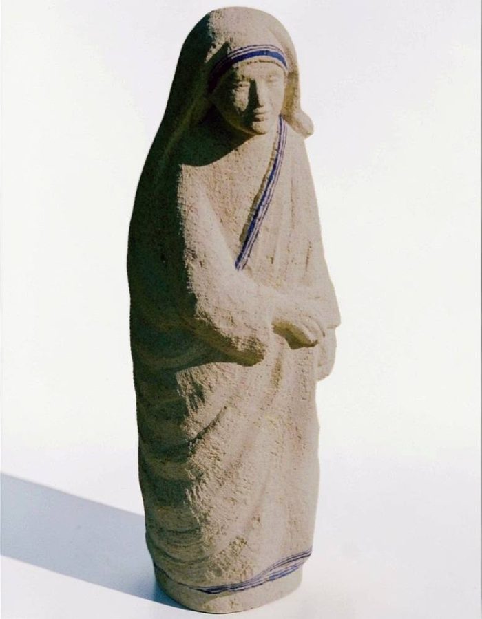 statue de mere teresa en pierre