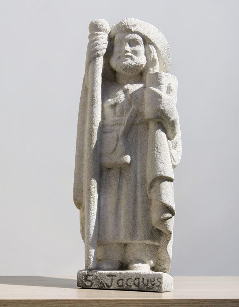 statue de st jacques pelerin en pierre