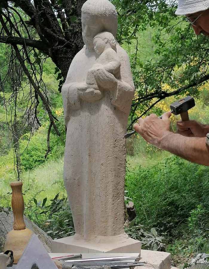 sculpture d'une statue en pierre de saint joseph