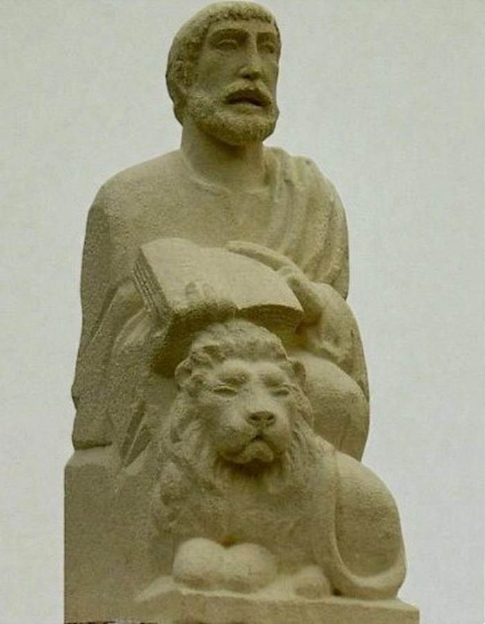 statue de st marc en pierre avec le lion