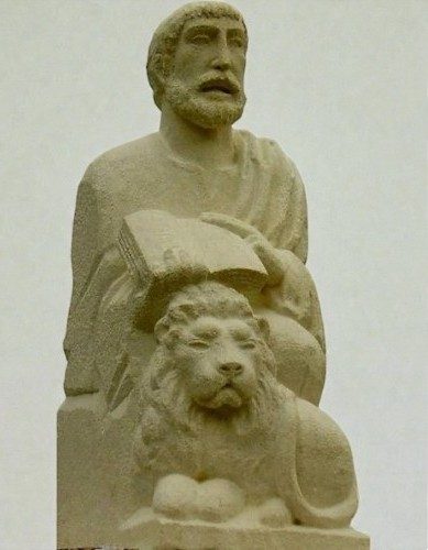 statue de saint marc en pierre exterieur