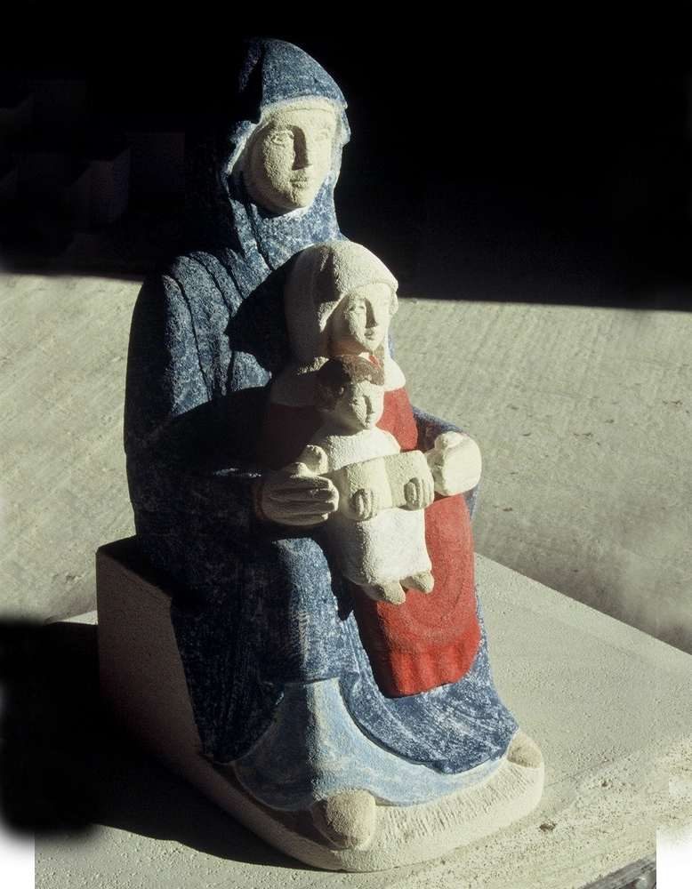 statue de sainte anne trinitaire en pierre à Avignon