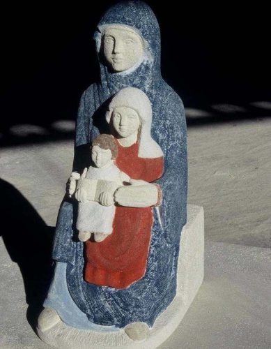 statue de sainte anne trinitaire en pierre à Avignon