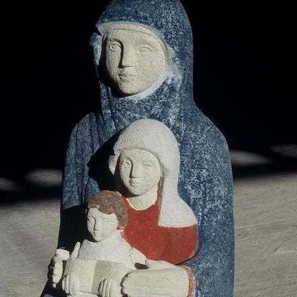 statue de sainte anne trinitaire en pierre à Avignon