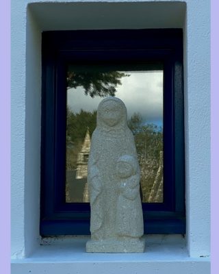 statue de saint en pierre sculptee sculture statut eglise religieux sacré