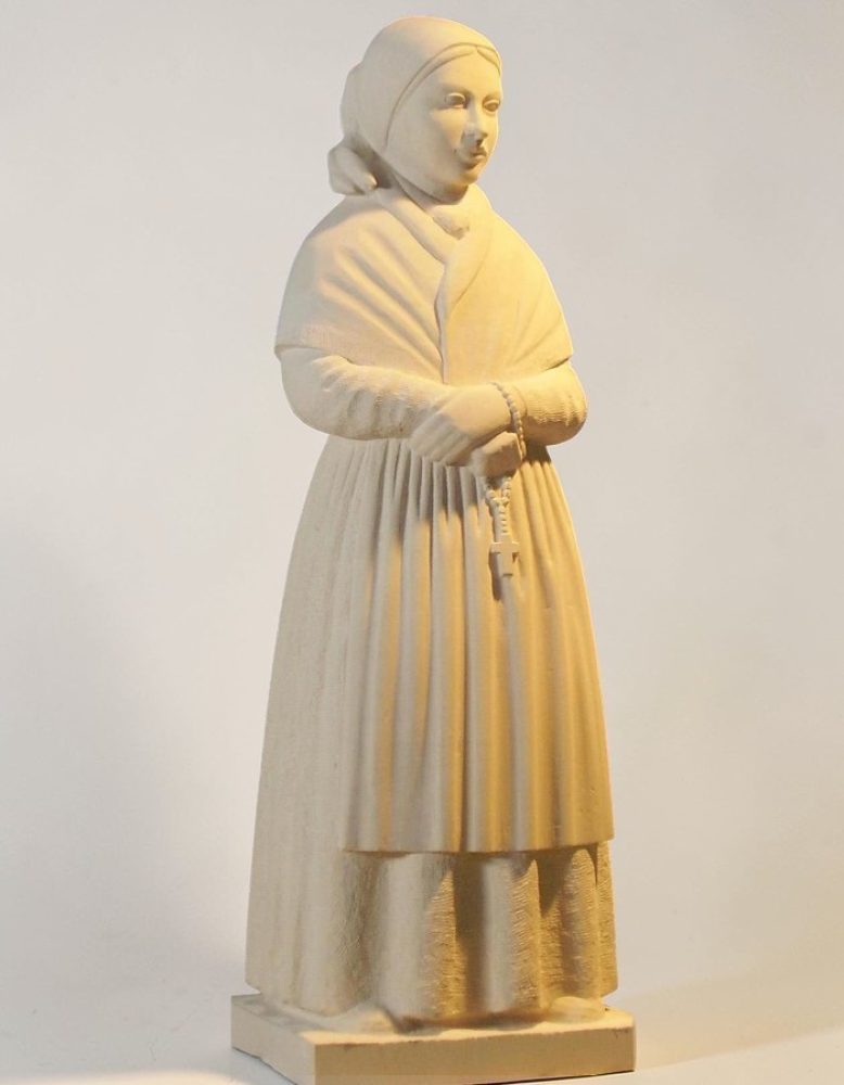 statue de sainte bernadette en pierre