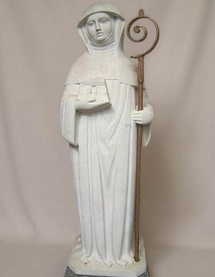 statue de ste berthe en pierre blangy sur ternoise