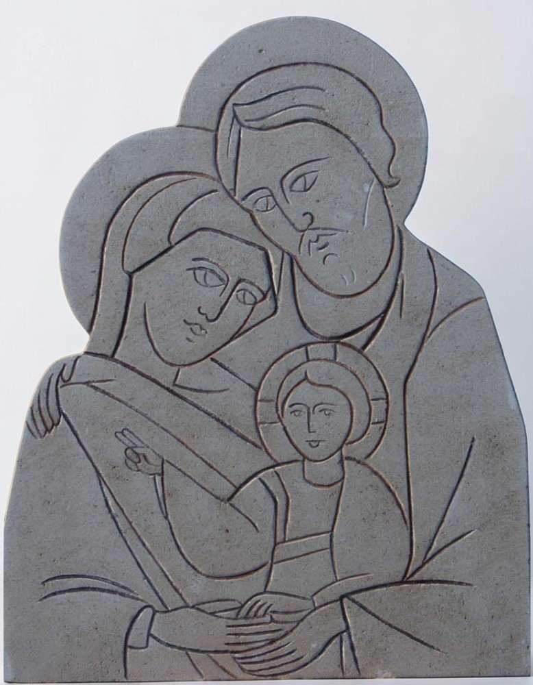 sculpture en pierre de la ste famille en bas- relief