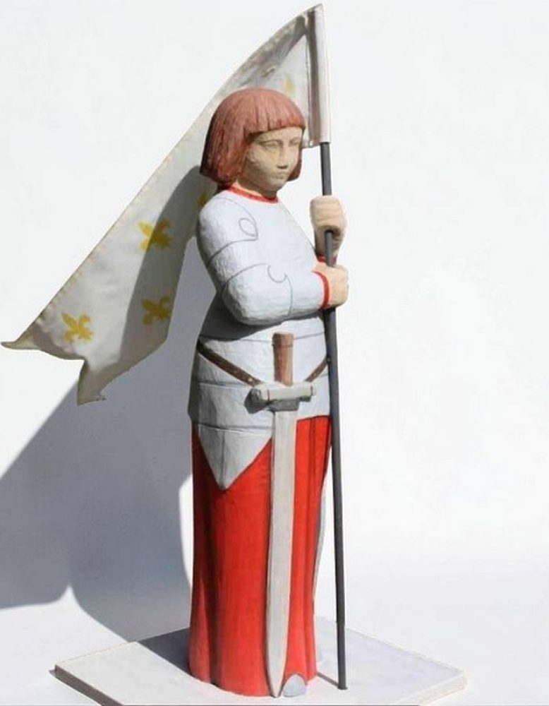 statue de jeanne d'arc portant l'etandard