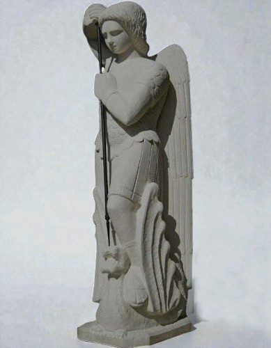 statue de saint michel en pierre exterieur