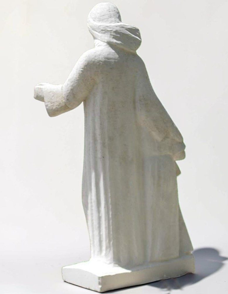 statue sculptee sainte angele en pierre par martin damay avec des enfants vue de dos