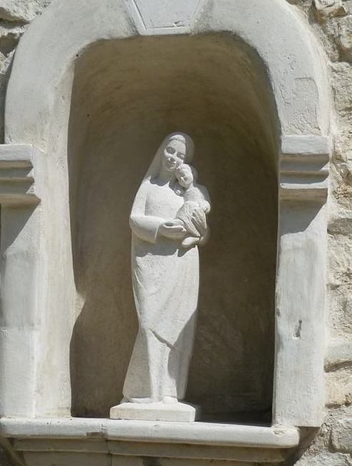 statue en pierre dans une niche exterieur sculpture