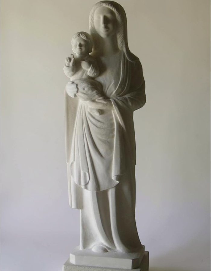 statue de vierge à l'enfant en pierre blanche drapée portant l'enfant