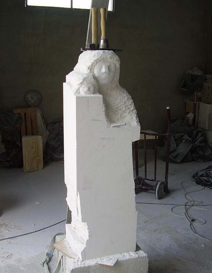 vierge à l'enfant dans la pierre